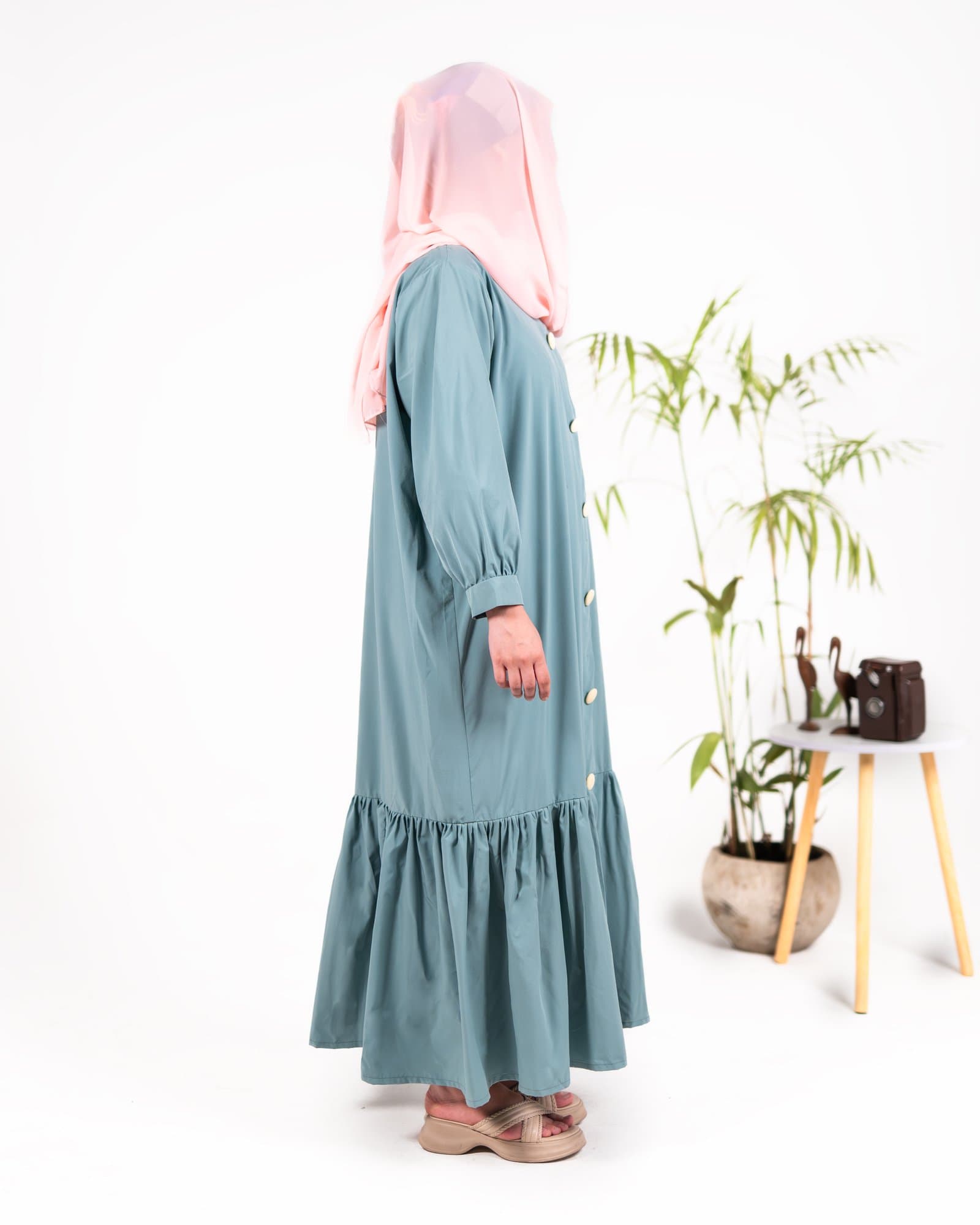 Zanjabeel coral green frill-detail abaya